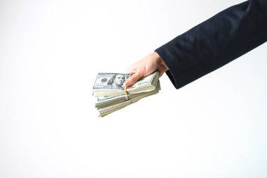 El, Amerikan dolarlarını tutuyor.