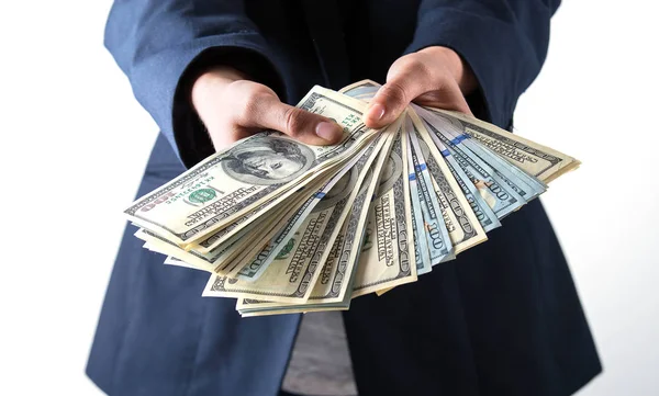 El, Amerikan dolarlarını tutuyor.