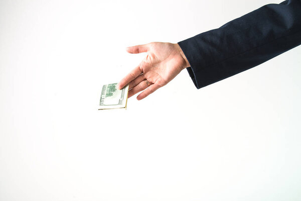 Рука держит американские доллары
