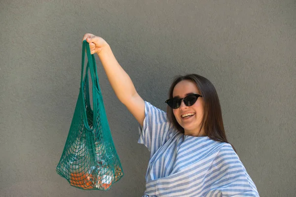 Γυναίκα κρατά τσάντα ματιών με προϊόντα — Φωτογραφία Αρχείου