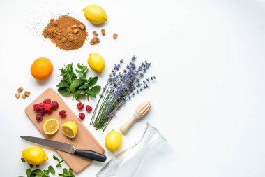 Beyaz arka planda ev yapımı limonata.