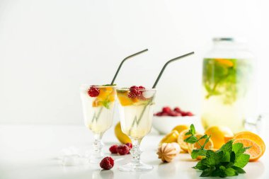 Metal pipetli ev yapımı taze limonata.