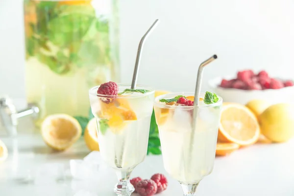 Färsk kall hemlagad lemonad med metallhalm — Stockfoto