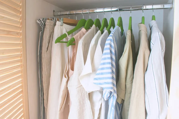 Nyári szekrény linnen ruhák zöld vállfák — Stock Fotó