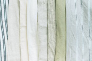 monokromik pastel renkli giysilerin linnli dokuyığını