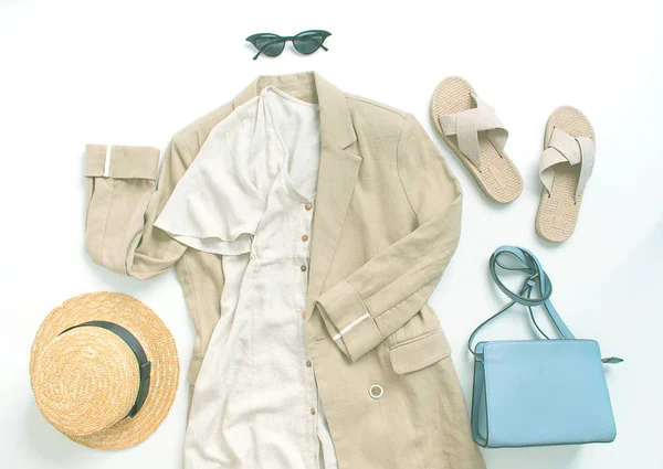 Комплект летнего белья outfin с платьем, куртка, очки и обувь — стоковое фото