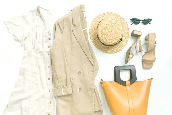 Комплект летнего белья outfin с платьем, куртка, очки и обувь — стоковое фото