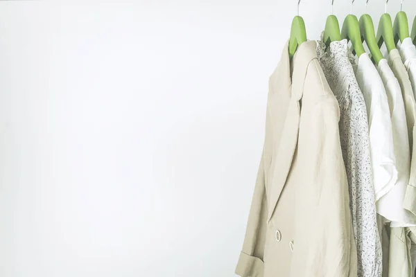 Armario de verano con ropa de lino en perchas verdes — Foto de Stock