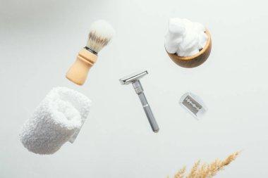 Metal kasa tıraş makinesi, ahşap fırça ve sabunla tıraş olmaya hazır..