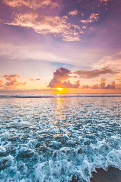 Pôr Sol Colorido Radiante Praia Mar Bali Indonésia — Fotografia de Stock