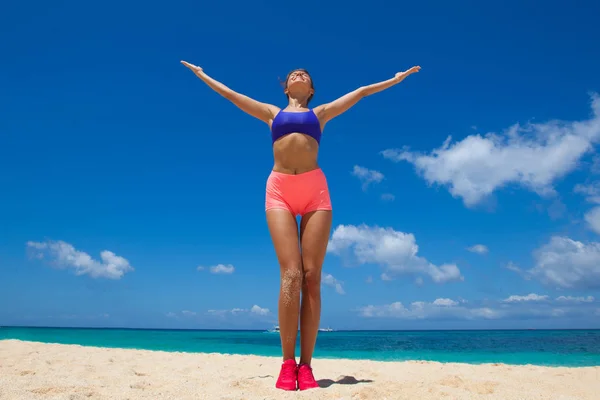 Vacker Ung Kvinna Som Gör Träning Tropical Beach — Stockfoto