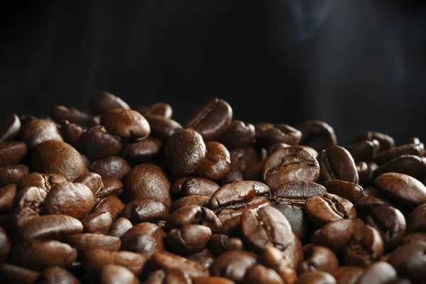 Ζεστού Φρυγμένους Κόκκους Καφέ Και Ατμού Μαύρο — Φωτογραφία Αρχείου