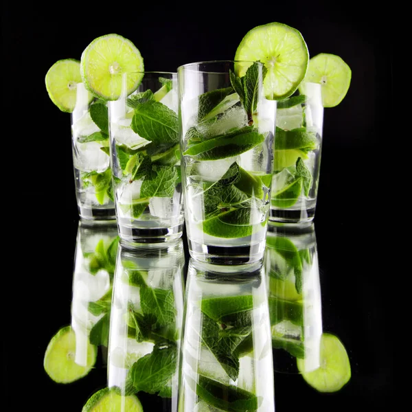 Mojito Cocktails Mit Limette Und Minze Auf Schwarzem Hintergrund — Stockfoto