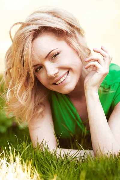 Smilng Happy Young Woman Lying Green Grass Meadow — Stockfoto