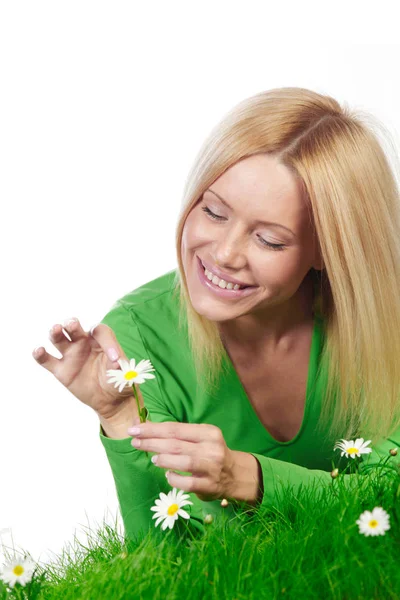 Счастливая Молодая Женщина Лежит Траве Ромашкой Цветы Изолированные Белом Фоне — стоковое фото