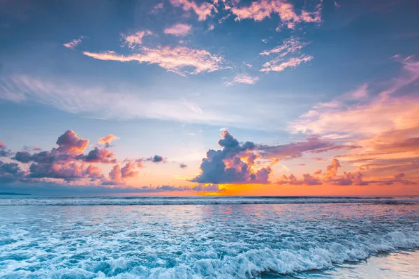 Pôr Sol Colorido Radiante Praia Mar Bali Indonésia — Fotografia de Stock