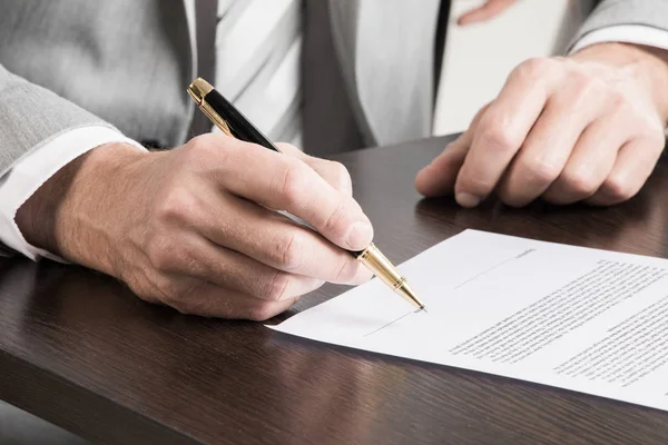 Hombre Negocios Firma Contrato Con Enfoque Superficial Pluma Fecha — Foto de Stock