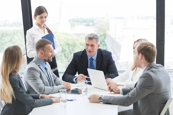 Grupo Personas Negocios Ropa Formal Discutir Documentos Reunión Oficina Moderna — Foto de Stock