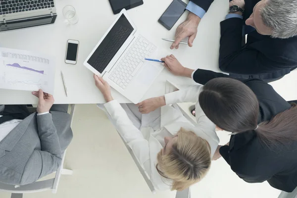 Empresários Brainstorming Mesa Escritório Analisando Relatórios Financeiros Trabalhando Com Laptops — Fotografia de Stock