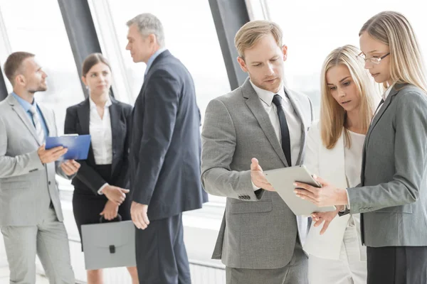 Confiado Equipo Negocios Hablando Oficina Contra Ventana — Foto de Stock