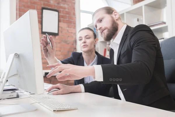 Två Affärsmän Som Arbetar Tillsammans Kontoret Tittar Bildskärm — Stockfoto