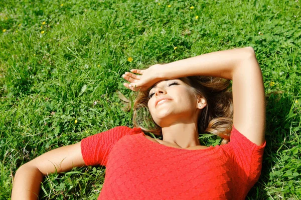 Красивая Молодая Женщина Красном Платье Лежит Траве — стоковое фото