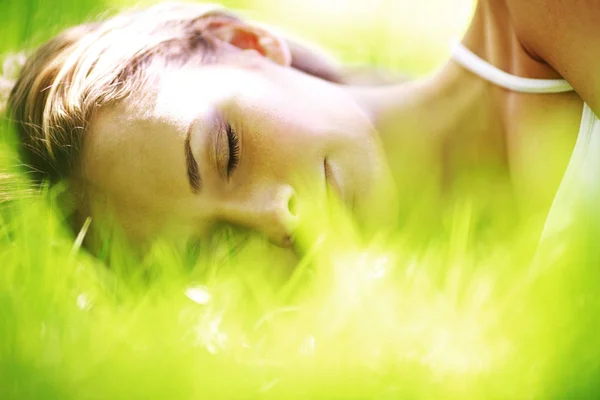 Mulher Dormir Grama Verde — Fotografia de Stock