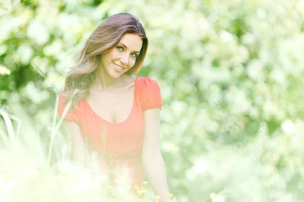 Schöne Junge Frau Rotem Kleid Sitzt Auf Gras — Stockfoto