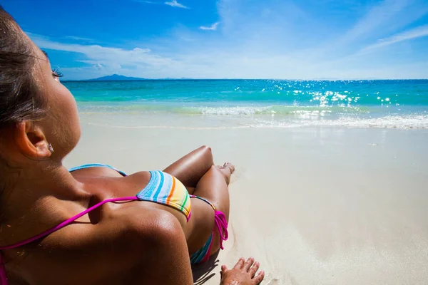 穿着比基尼的年轻女子在白色沙滩上铺设热带海 — 图库照片