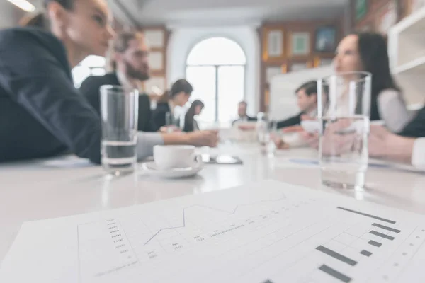 Mensen Uit Het Bedrijfsleven Tijdens Bijeenkomst Office Bespreken Financiële Grafieken — Stockfoto