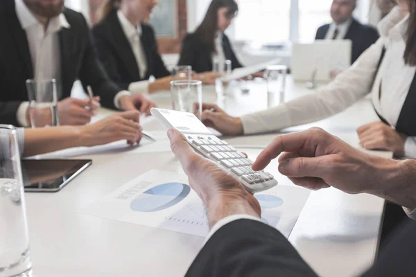 Grupo Gente Negocios Sala Reuniones Oficina Discuten Informes Financieros Centran — Foto de Stock