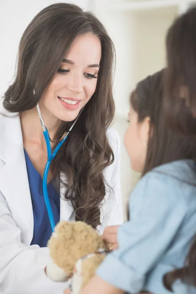 Hermosa Mujer Pediatra Médico Examinando Niño Con Osito Peluche Consultorio —  Fotos de Stock