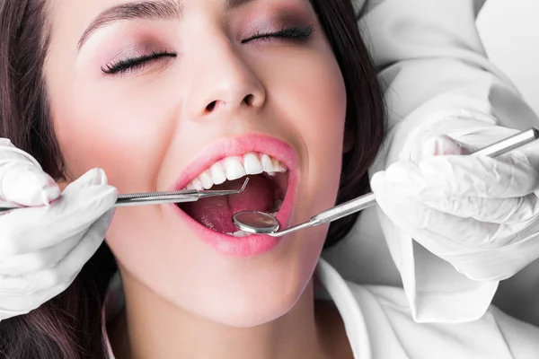 Dentist Examines Teeth Beautiful Female Patient — Stock Photo, Image