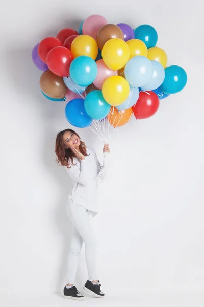 Glückliche Frau Mit Vielen Bunten Luftballons Auf Weißem Grund — Stockfoto