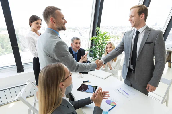オフィス ビジネスでの会議で握手ビジネスマン チーム拍手 — ストック写真