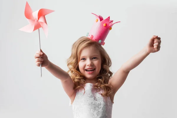 Piękne Małe Cukierki Księżniczka Dziewczyna Koronie Gospodarstwa Pinwheel Uśmiech — Zdjęcie stockowe