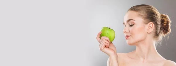 Bella Giovane Donna Nuda Con Mela Verde Vicino Sfondo Grigio — Foto Stock