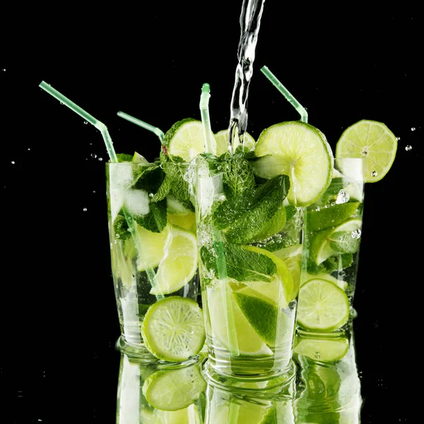 Giet Verse Mojito Cocktail Glazen Geïsoleerd Zwarte Achtergrond — Stockfoto