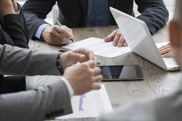 Hombre Negocios Firmar Contrato Escritorio Reunión — Foto de Stock