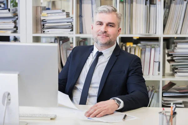 Porträt Eines Reifen Geschäftsmannes Mit Grauen Haaren Seinem Modernen Büro — Stockfoto