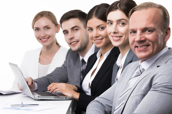 Grupo Empresários Sorridentes Confiantes Sentados Juntos Uma Fileira Com Laptop — Fotografia de Stock