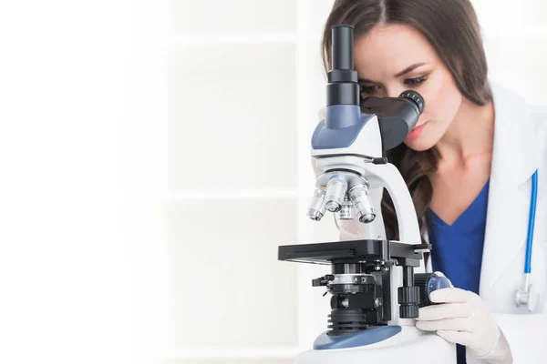 Cientista Trabalhando Laboratório Com Microscópio — Fotografia de Stock