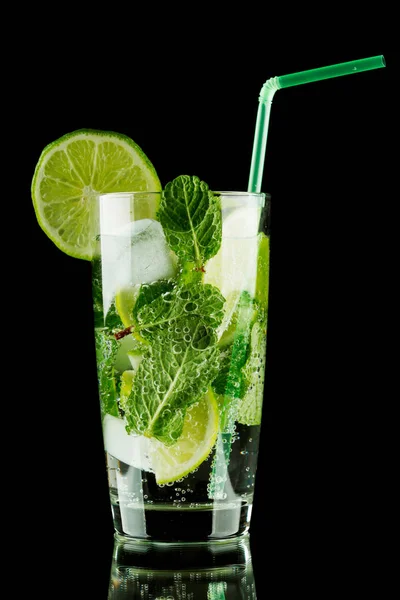 Mojito Cocktail Met Limoen Munt Ijs Zwarte Achtergrond — Stockfoto