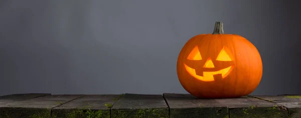 Glödande Halloween Pumpa Huvud Jack Lykta Träbord — Stockfoto