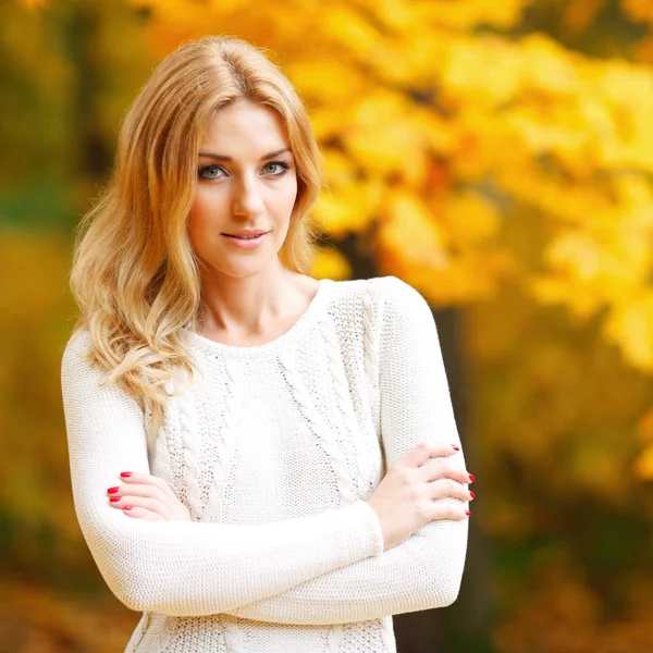 Happy Woman Posing Autumn Park Yellow Trees Background — Stock Photo, Image