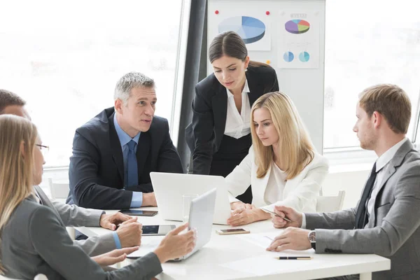 Geschäftsleute Team Bei Besprechung Büro Arbeitet Mit Diagrammen Und Tagebüchern — Stockfoto