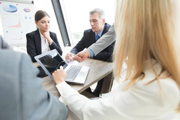 Affärsmän Arbeta Med Laptop Och Finansiella Data Blädderblock Office — Stockfoto