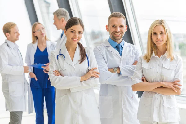 医疗小组肖像在医院 人站立以胳膊横渡 — 图库照片