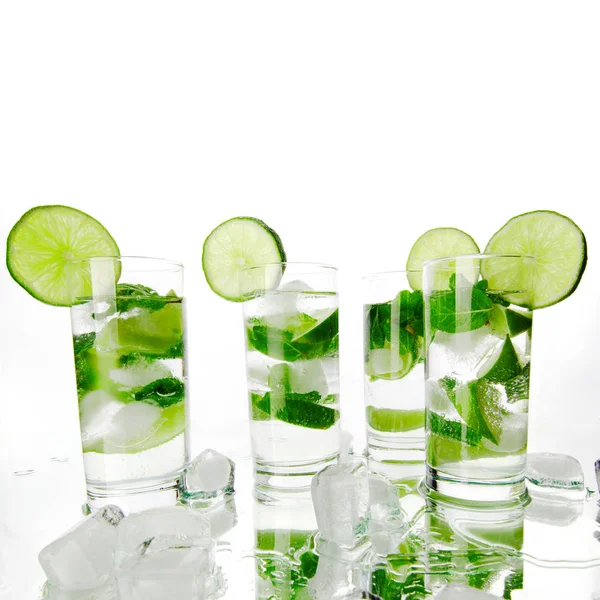 Mojito Cocktails Mit Limette Und Minze Isoliert Auf Weißem Hintergrund — Stockfoto