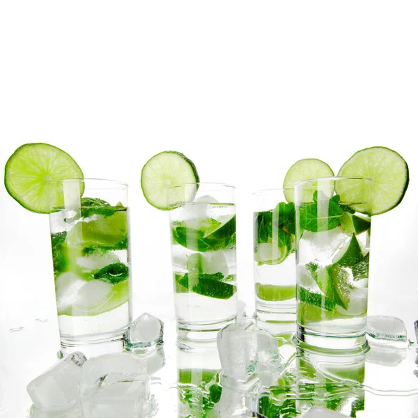 Mojito Koktélok Lime Menta Izolált Fehér Alapon — Stock Fotó